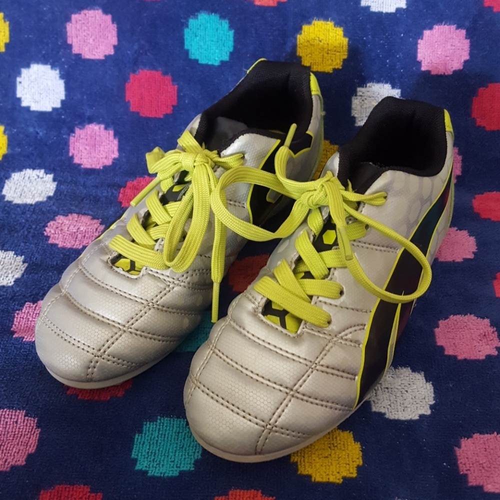 Little kids 1 Puma soccer cleats
